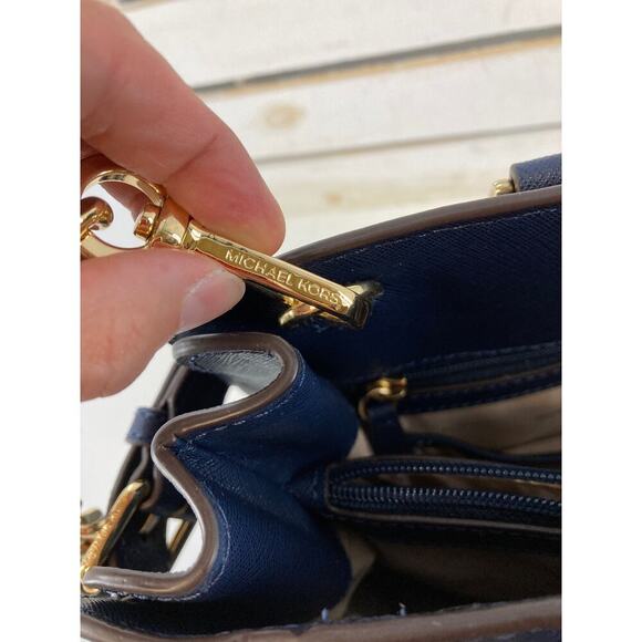 MICHAEL KORS, LARGE NAVY SAFFIANO LEATHER CROSSBODY BAG - Picture 16 of 16